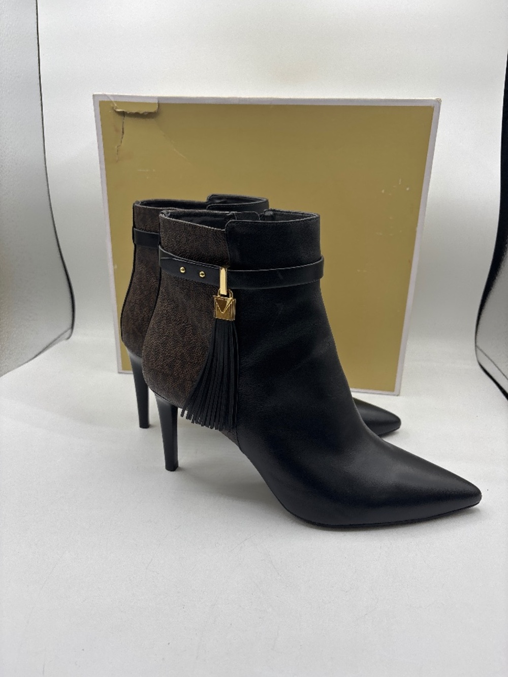 Women’s NIB New Michael Kors Winslow Flex Mid Bootie 10